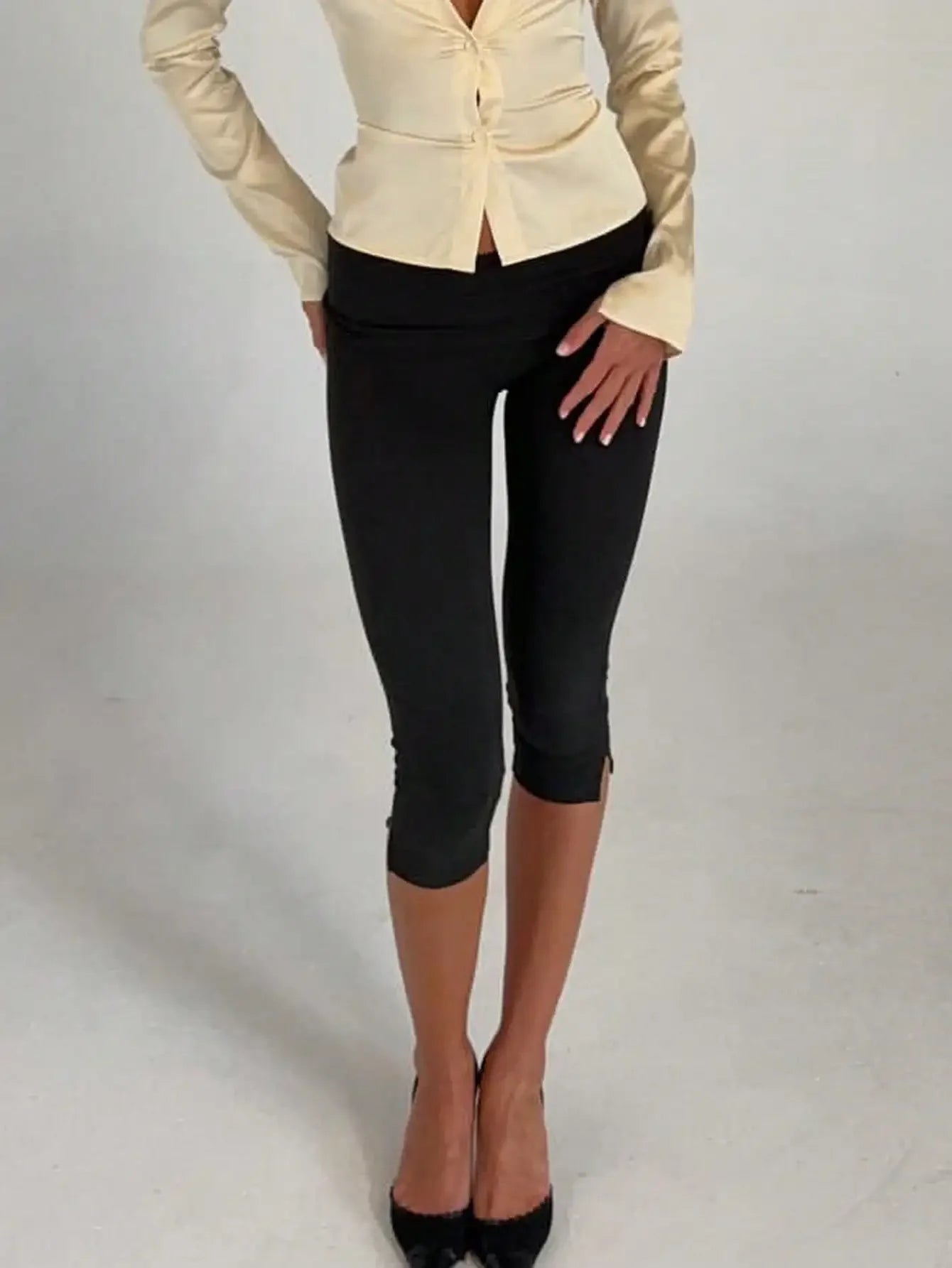 Women's Low Waist Capri Leggings With Fold Over Waistband Cropped