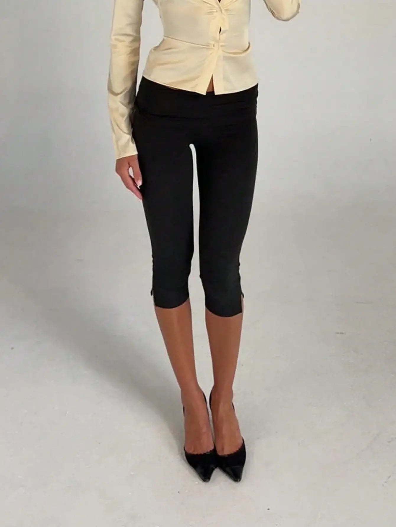 Women's Low Waist Capri Leggings With Fold Over Waistband Cropped