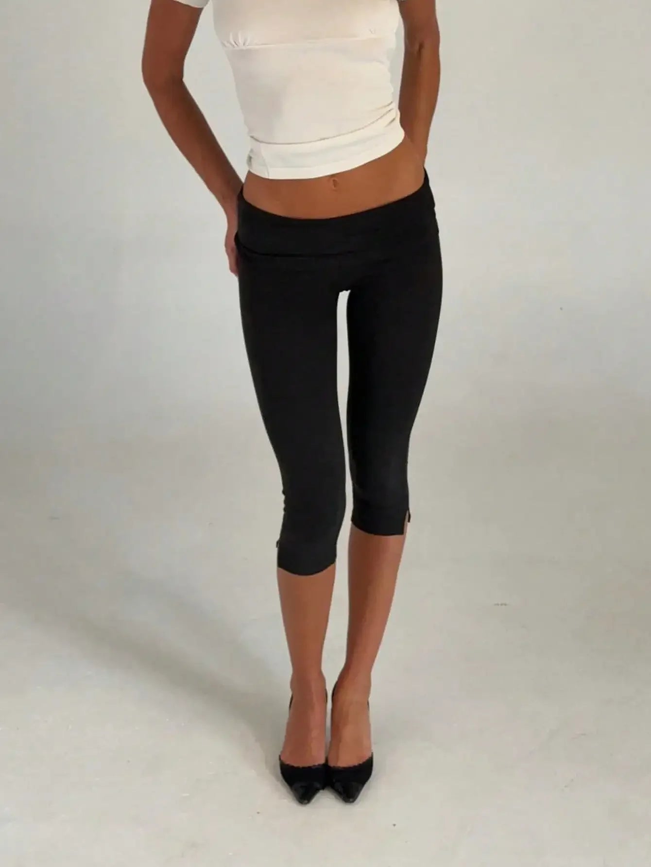 Women's Low Waist Capri Leggings With Fold Over Waistband Cropped